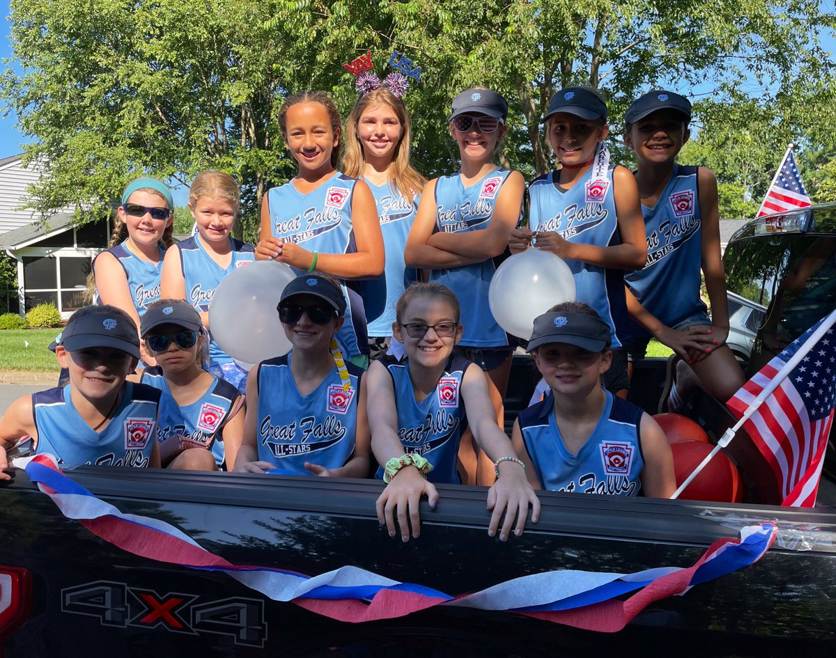 GFSoftball's tweet photo. Our 8-10 and 9-11 #GFLL ⭐️ All Stars ⭐️are excited for the @Celebr8Gr8Falls July 4th parade! Happy #4thOfJuly 🇺🇸 from 🥎@GFSoftball 🥎 ! https://t.co/DCRT90bZIz
