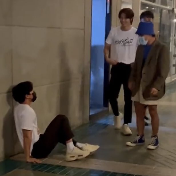 SASIterr's tweet photo. พี่วอแกล้งทำล้มลงพื้น ละดูหยิ่นขำแบบไม่มีกลั้น555555555555555555555

cr @ warwhere_war https://t.co/3aj33u9NYG