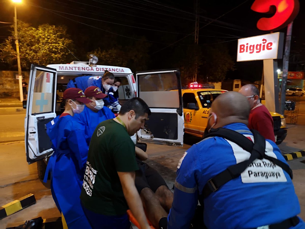 Asistencia al herido ⛑️
📍Avda. Cacique Lambare y Yacare Valija
Persona de sexo masculino con herida de alma de fuego en la zona de la cintura lado izquierdo luego de un intento de asalto, derivado hasta el Hospital del Trauma
Trabajo en conjunto <a href="/BomberosK5/">Bomberos K5 Lambaré - CBVP</a>
#SomosFilialAsunción