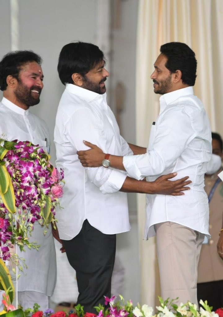 KChiruTweets's tweet photo. A true honour to be part of the 125th Birth Anniversary celebrations of ‘Mannem Veerudu’ #AlluriSeethaRamaraju &amp; unveiling of his statue by Hon’ble Prime Minister 
Shri @narendramodi ji along with 
Sri @kishanreddybjp  Hon’ble @governorap  Sri @ysjagan at #Bhimavaram https://t.co/2yfMD6pLnJ