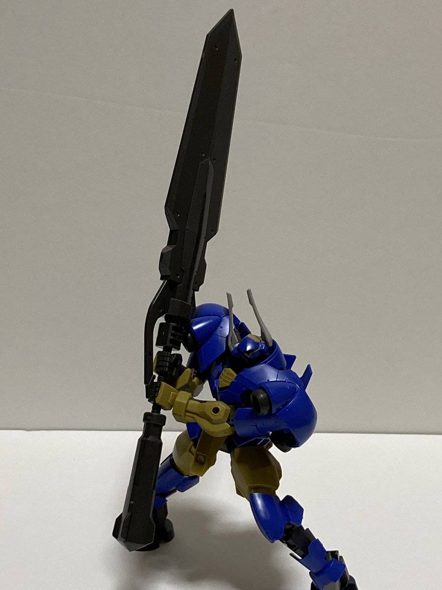 ASKY_GPVS's tweet photo. HGヘルムヴィーゲ・リンカーを素組みしました！下半身ほっそり、上半身ゴツゴツまさにマッチョな体型ですな！
そしてヴァルキュリアバスターソードデカ過ぎんだろ！
ミカに使ってくださいとばかりに腰の前にマウントするのが個人的カワイイポイントｗ
#ガンプラ https://t.co/sEMgbwrcoe