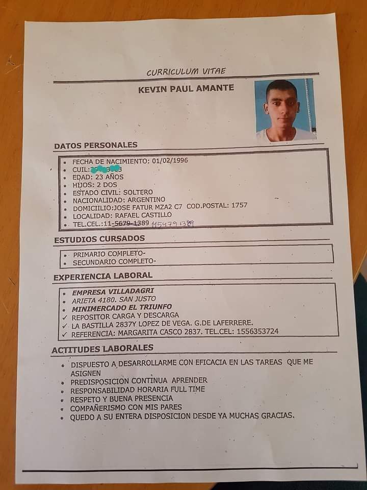 Chicos les pido si pueden. Ayer a la tarde noche tocaron a mi puerta era este pibe👇. Vendía bolsas de residuos y entregaba su CV.
Si lo pueden Rt tal vez consiga trabajo.
Este quiere trabajar.