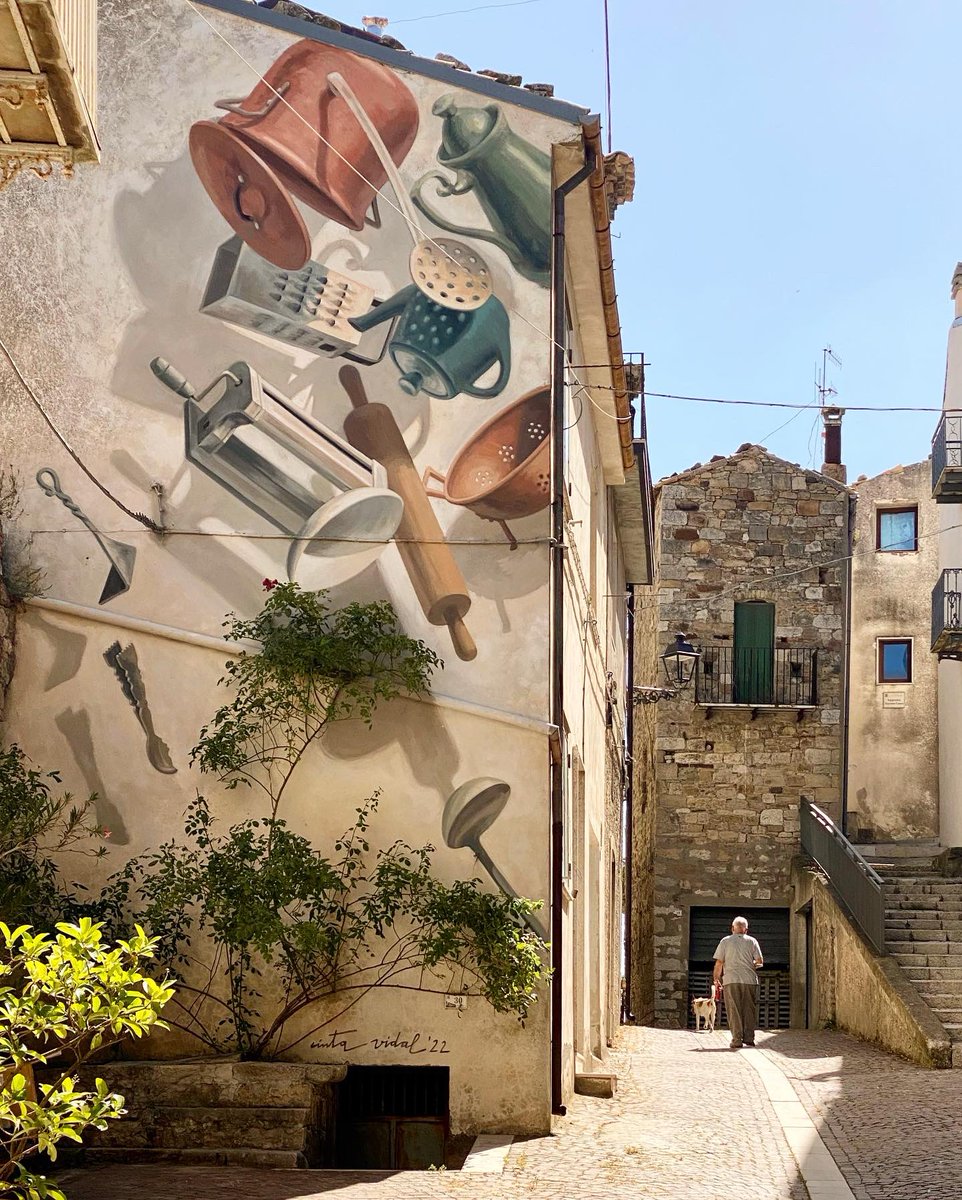 My last two murals. First one in Covilhã (Portugal) and the other one in Civitacampomarano (Italy). Claiming the work the women usually do and it is not sufficiently valued…!
