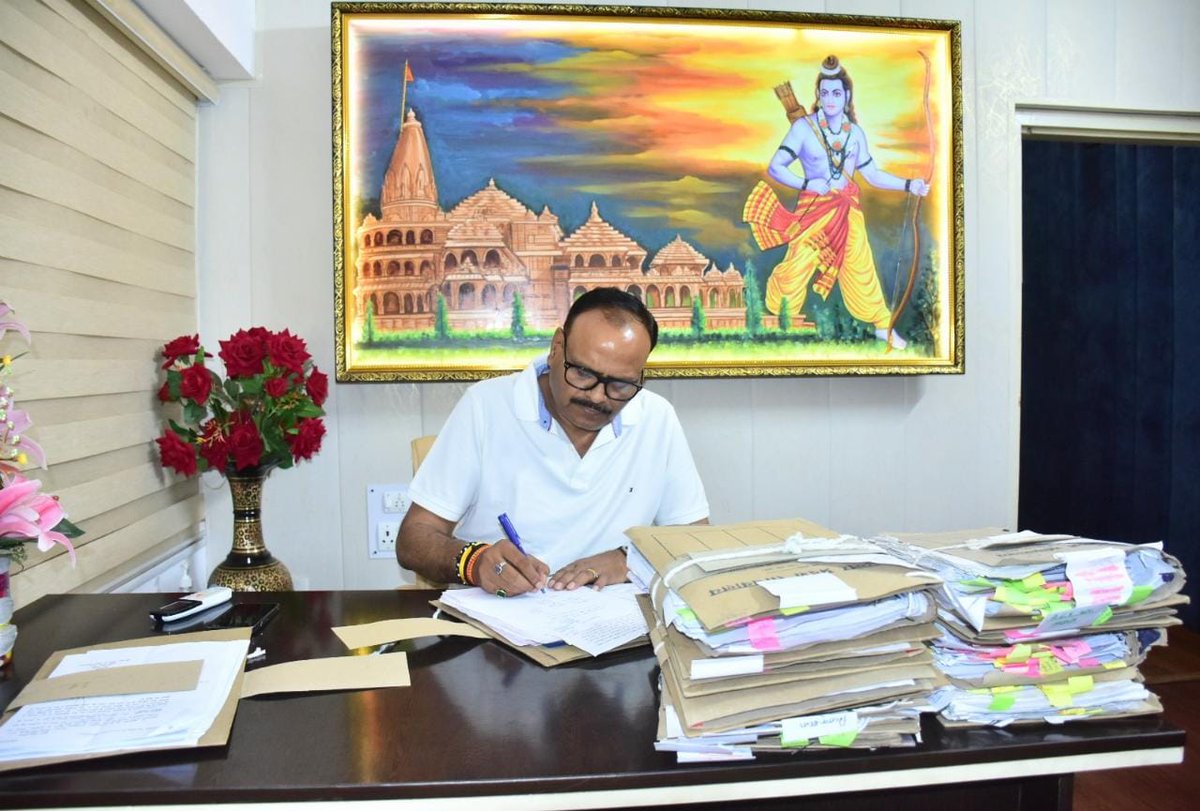 आज  अपने कार्यालय कक्ष में विभागीय कार्यों को निष्पादित करते हुए।
<a href="/PMOIndia/">PMO India</a>
<a href="/narendramodi/">Narendra Modi</a>
<a href="/BJP4India/">BJP</a>
<a href="/BJP4UP/">BJP Uttar Pradesh</a>
<a href="/CMOfficeUP/">CM Office, GoUP</a>