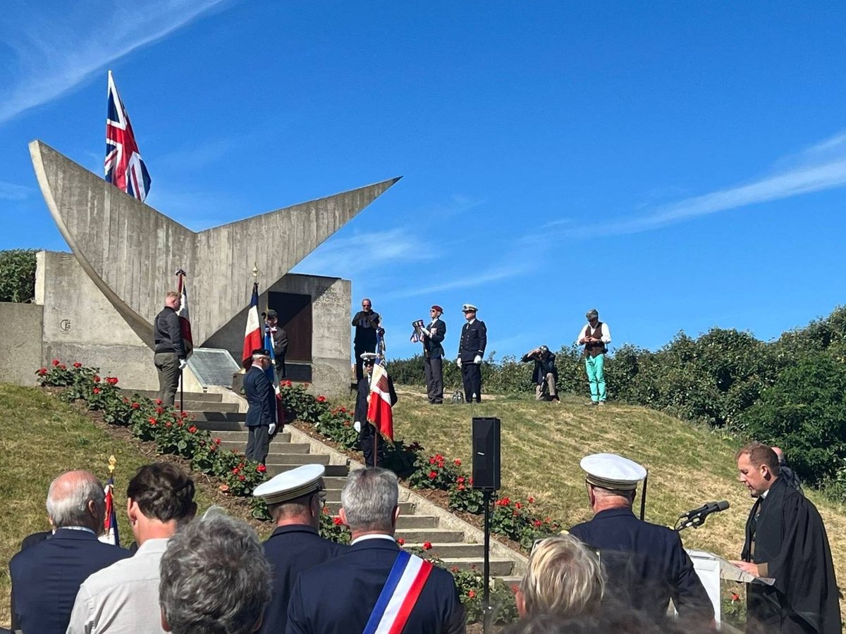 ArmyChaplaincy's tweet photo. On 26th June, 2 Para C Coy commemorated the 80th Anniversary of the Bruneval Raid (#OpBiting) in Bruneval, France.  The commemoration was led by Revd Meikle, Padre to @2PARA_HQ.

https://t.co/EfOD7hYkEB https://t.co/AiQvIzyt4U