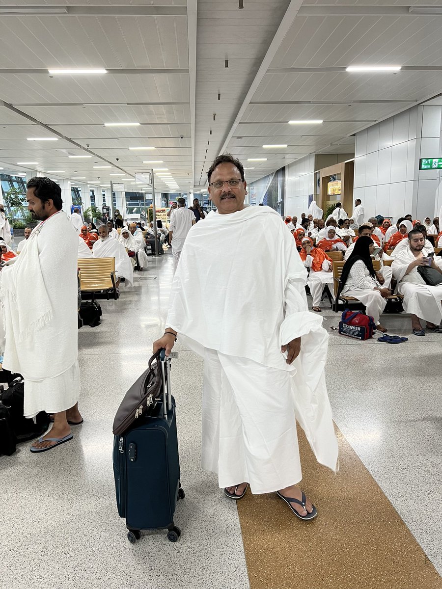 हज के सफ़र पर जाने से मुख्यमंत्री से मुलाक़ात कर आशीर्वाद लिया । अल्लाह से दुआ है मेरी हर दुआ को क़बूल करे ।  <a href="/ashokgehlot51/">Ashok Gehlot</a> @