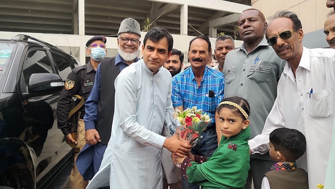 HappyKids1997's tweet photo. Students of Happy Kids School,Lyari “Mahkhatoon Abid Hussain” and “Affan Fawad” Presenting bouquet to @CommissionerKhi Mr. Muhammad Iqbal Memon on the occasion of “1st Peoples Cup” inter provincial boxing championship 2022 organised by Sindh Boxing Association. https://t.co/MwdoYEkoQl