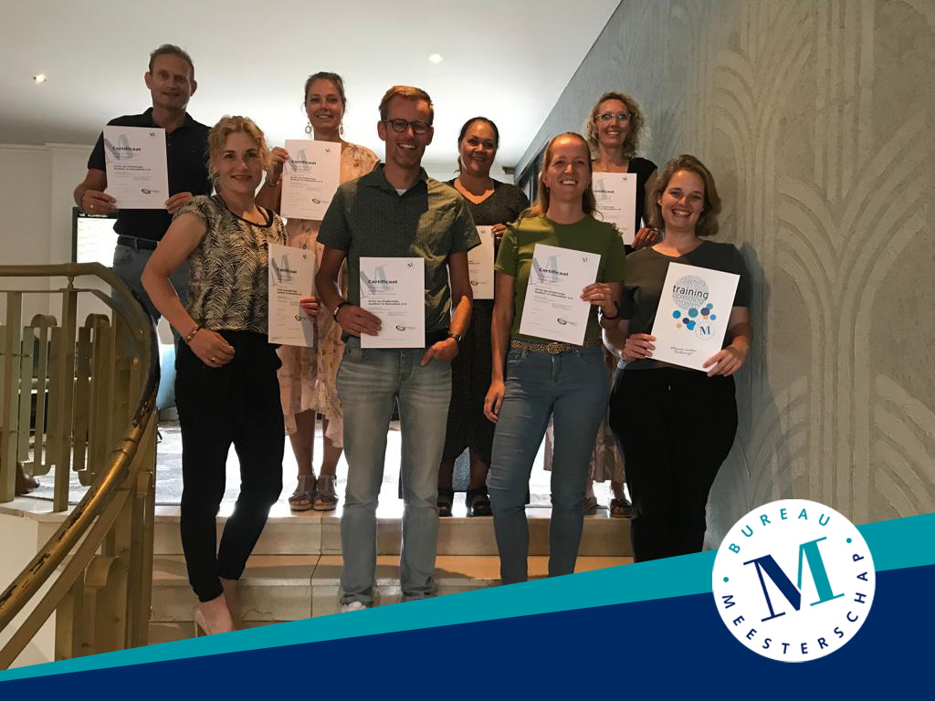 bmeesterschap's tweet image. Certificaat behaald! Deze groep deelnemers mocht vorige week donderdag hun certificaat in ontvangst nemen voor de afronding van het basisjaar van de Post-HBO opleiding ‘Zicht op Onderwijs, Auditor in Education’.

Gefeliciteerd!