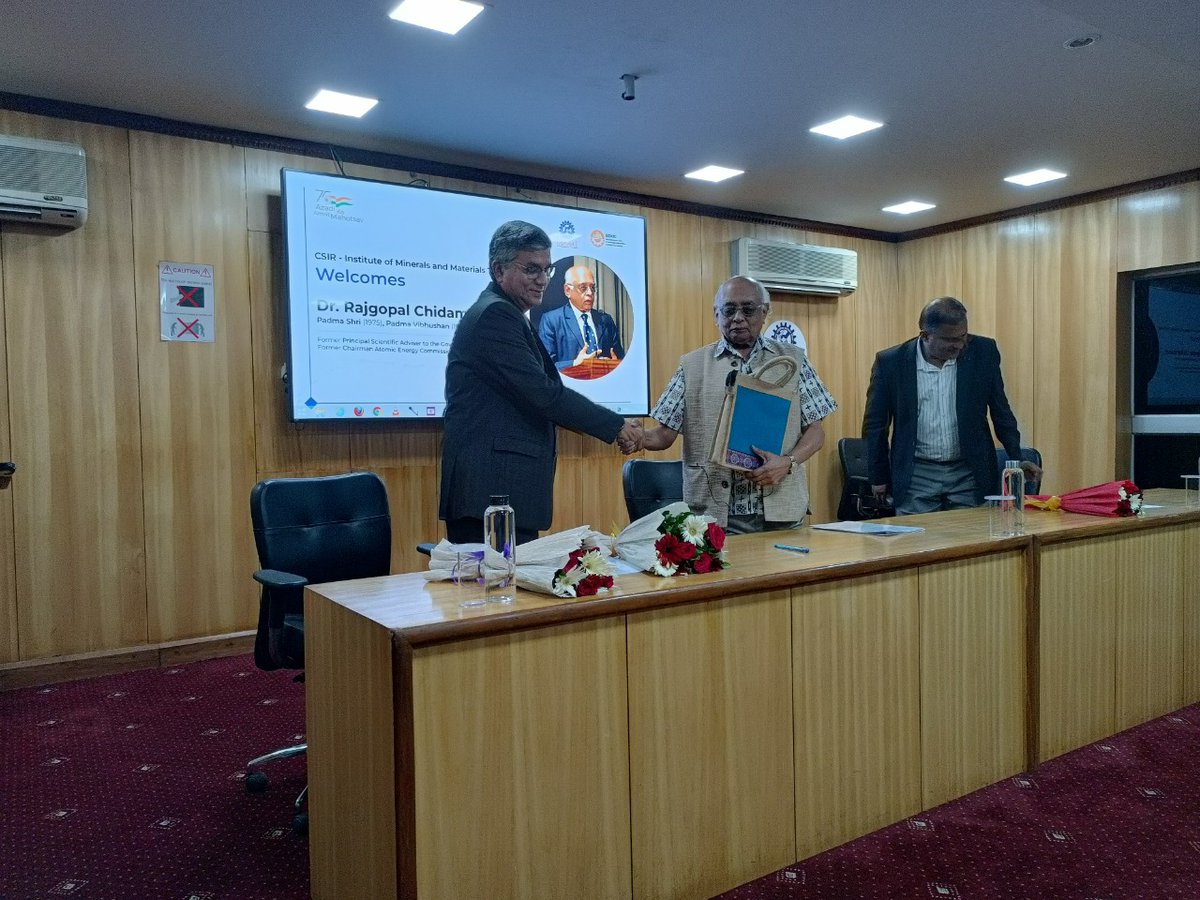 SBasuIITD's tweet photo. Visit of former PSA to Govt of India, Dr R Chidambaram to CSIR-IMMT on the occasion of Bhubaneswar Knowledge Cluster (BCKIC) meeting. @csirimmt @CSIR_IND @Alok_Dhawan @IndiaDST @EduMinOfIndia @VigyanPrasar @dgcsirIndia @BCKIC #bckic #Bhubaneswar @PIB_India https://t.co/rN8YUXjCSI
