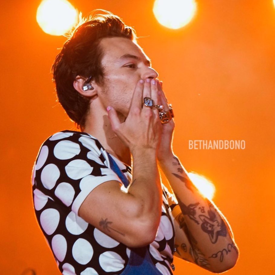 harrydailyposts's tweet photo. harry styles, love on tour manchester n.II https://t.co/H2t8RVms5Q