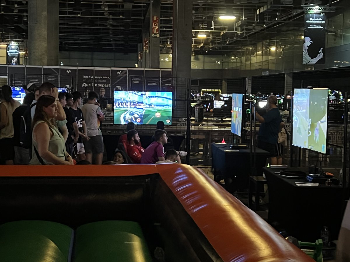 Por otro lado, <a href="/carlosquiles11/">Carlos Quiles</a> con su empresa <a href="/valengame_/">valengame_</a> ha demostrado lo que son activaciones con mayúsculas en un evento de primera. Propuesta super interesante, los asistentes encantados y pasándoselo en grande. Y atendiendo a la vez a otros 3 eventos más en todo Valencia.