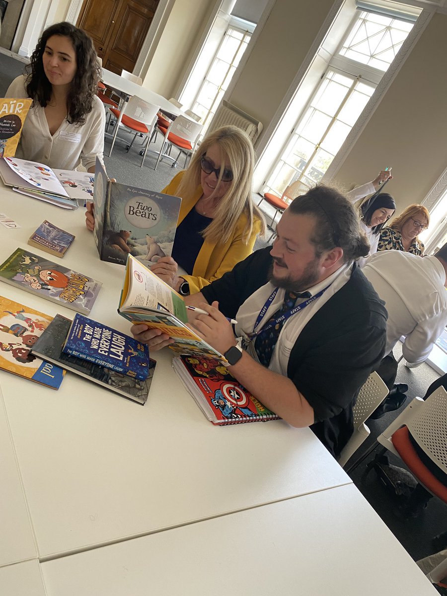 vshutt04's tweet photo. A great Reading for Pleasure workshop picking up lots of exciting ideas for September! @TheTrinityL5 #VisionforExcellence 📚 https://t.co/8bI812HoMF