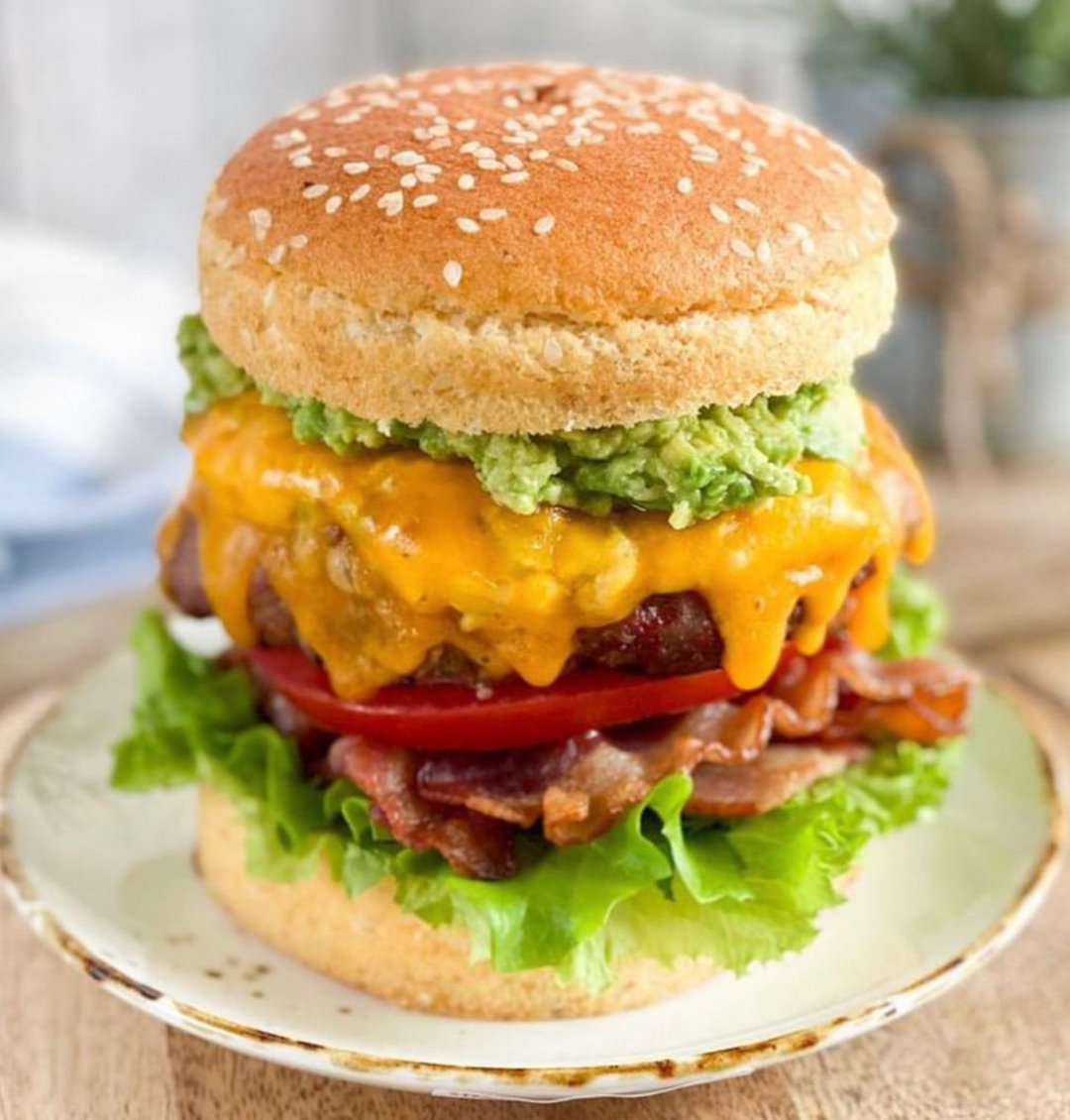 SmartBaking's tweet image. Happy Independence Day! Don’t forget to carry a stash of Smartbuns® to the #cookout so you can have your burger and stay on track too! 😉📷: Screalfoods on Instagram #IndependenceDay #Burger