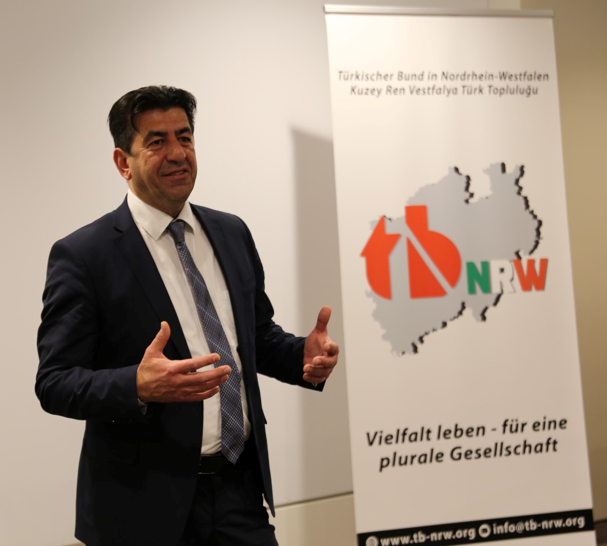 Neue Landesregierung in NRW hat historisches Momentum nicht genutzt, bedauert der Vorsitzende des TB NRW, Serhat Ulusoy.

Die komplette Pressemitteilung ist hier nachzulesen:
tb-nrw.org/presse/news/de…