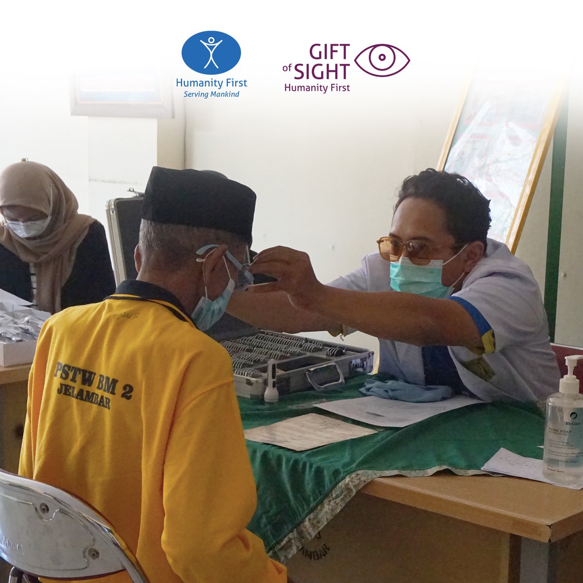 HumanityfirstID's tweet photo. Hadiah Penglihatan, Bakti Untuk Orang Tua

“Kami senang diajak bergembira seperti ini, apalagi sekarang sudah bisa membaca dan melihat lebih baik dengan kacamata yang diberikan ke kami. Bahagia juga bisa nyanyi bareng anak-anak tercinta.”
-Lansia penerima manfaat, 29 Juni 2022 https://t.co/0VZKhWGpGc