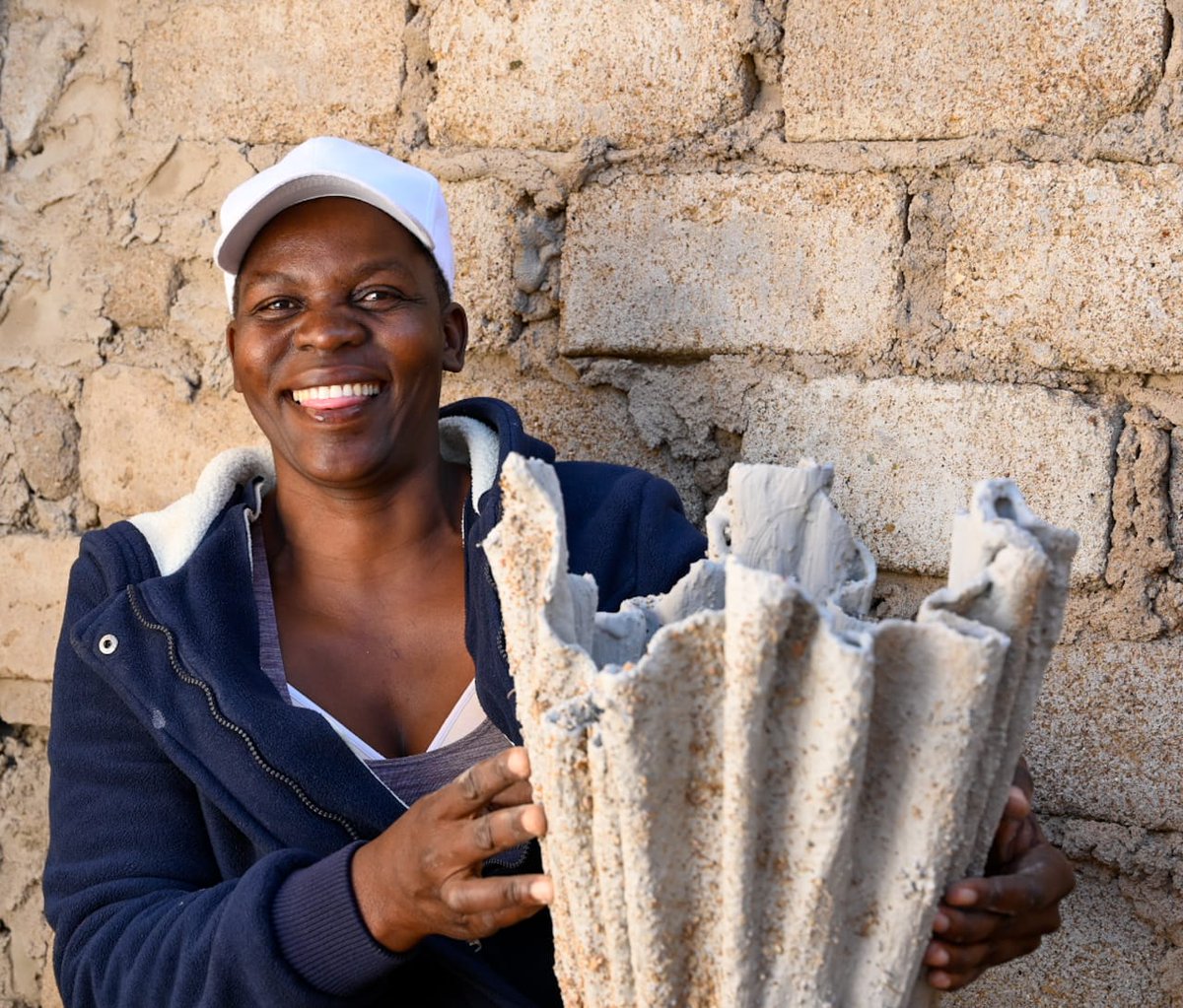 KasiEconomy's tweet image. Tsholofelo Maja from Thogwaneng, in Ga-Chuene, Limpopo runs a successful business selling beautiful flowerpots that she makes herself.