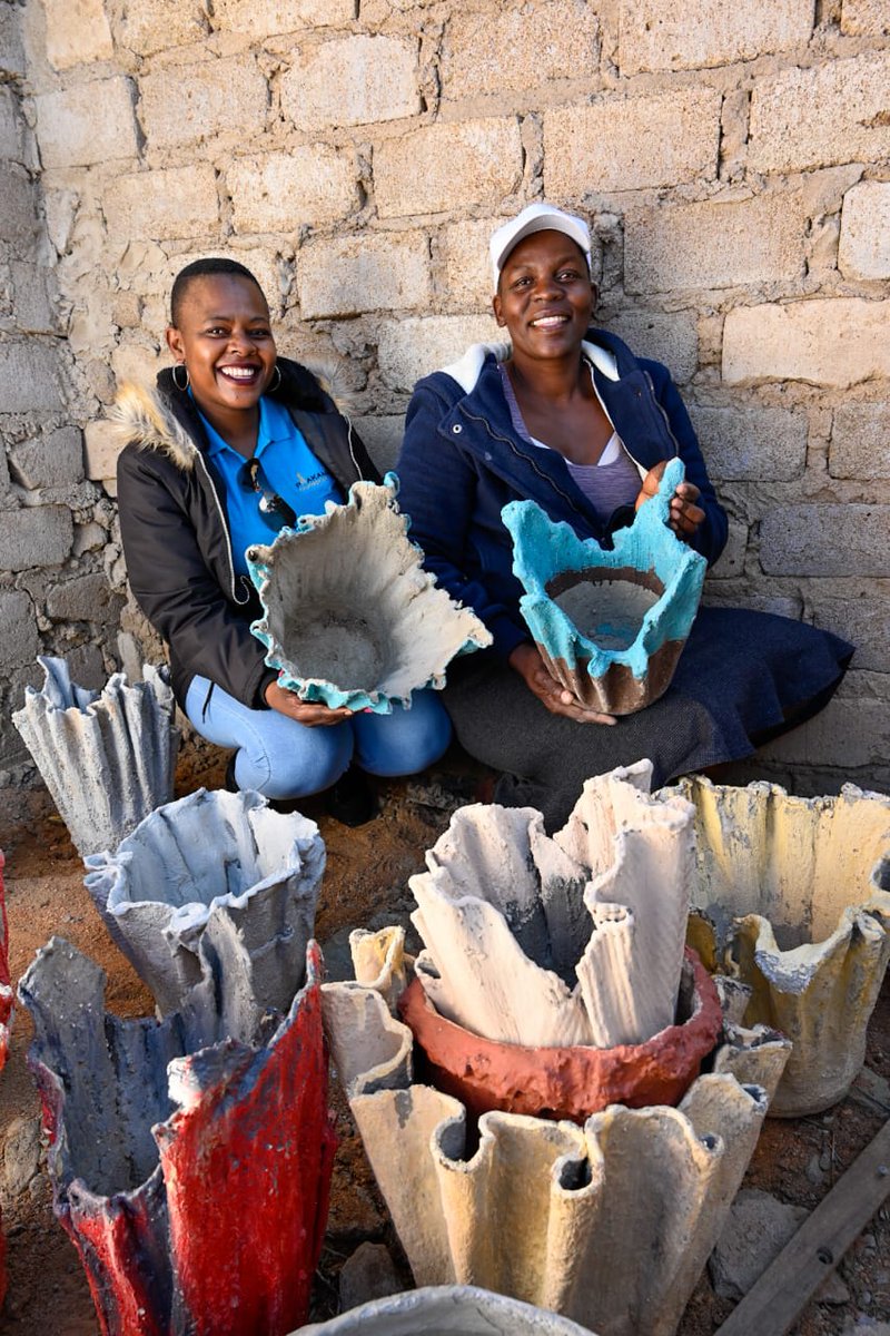 KasiEconomy's tweet image. Tsholofelo Maja from Thogwaneng, in Ga-Chuene, Limpopo runs a successful business selling beautiful flowerpots that she makes herself.