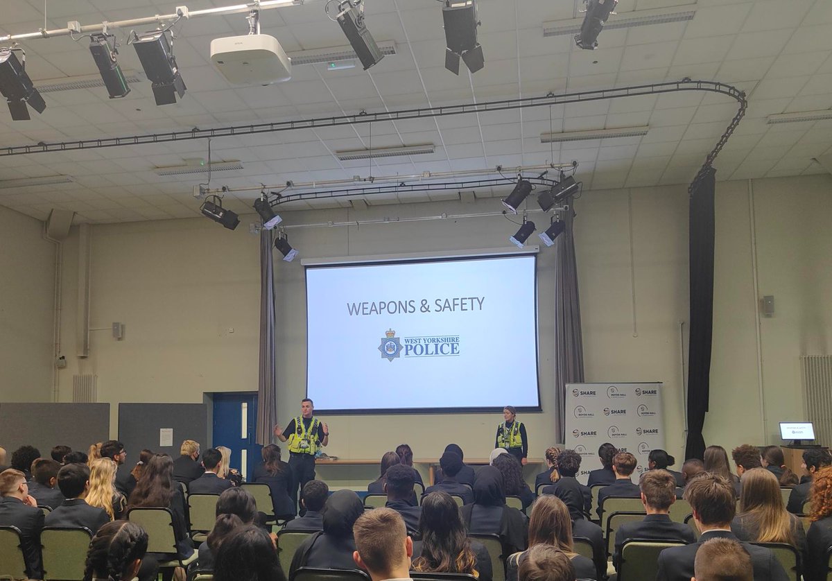 Royds_Hall's tweet image. Thank you to @WYP_KirkRural who attended this morning to deliver an assembly on weapons and safety to year 9. It was a strong assembly with a powerful message and ensures our students know how to keep themselves safe both in and out of school.
