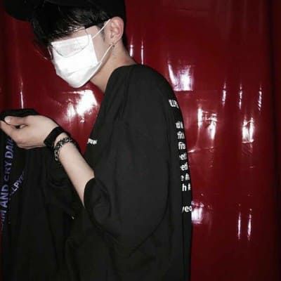 ———— 5:45
07M04D2022Y

 day two bar hopping!