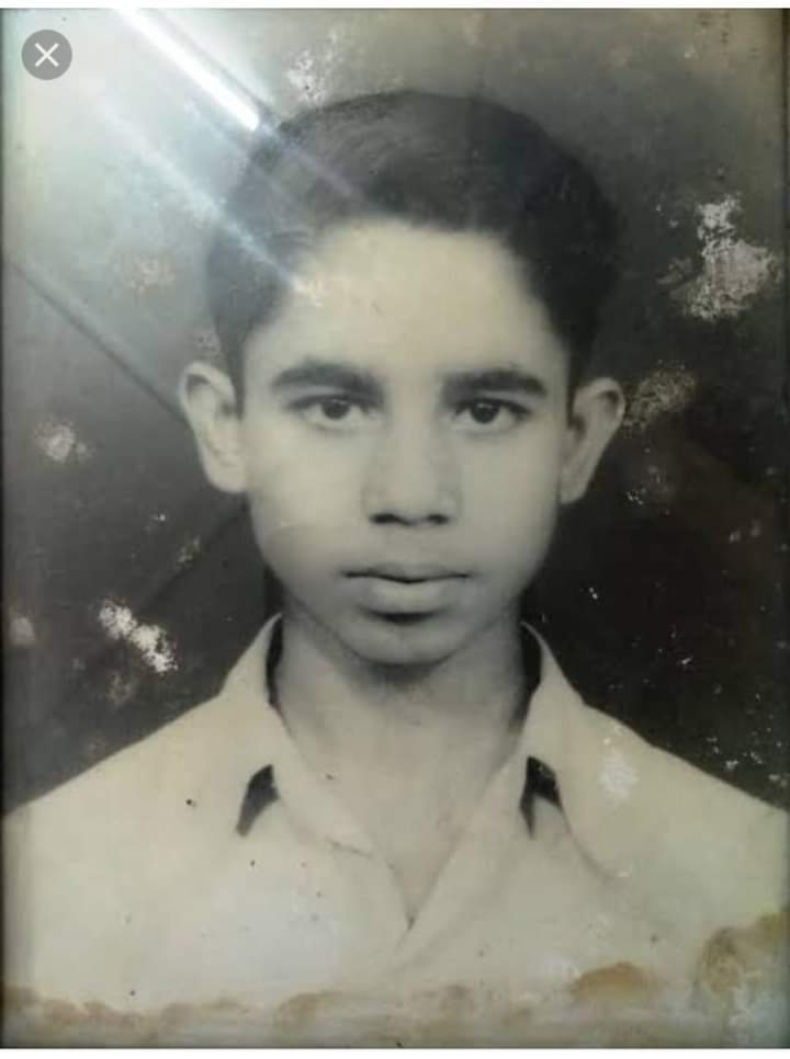 TawfeequeH's tweet photo. ৪ জুলাই! সময়- দুপৰীয়া ১১‌ বাজি ১৫ মিনিট, ১৯৬০ চন। কটন কলেজৰ নিজ হোষ্টেলৰ ১৩ নম্বৰ ৰুমৰ সন্মুখতে পুলিচৰ নিৰ্বিচাৰ গুলিত মৃত্যু বৰণ কৰা ভাষা আন্দোলনৰ প্ৰথম গৰাকী শ্বহীদ মহান পুৰুষ "শ্বহীদ ৰঞ্জিত বৰপূজাৰী" দেৱক শ্ৰদ্ধাৰে সুঁৱৰিছো। _শ্বহীদ প্ৰণামো তোমাক।_ https://t.co/j5pOfFB0us
