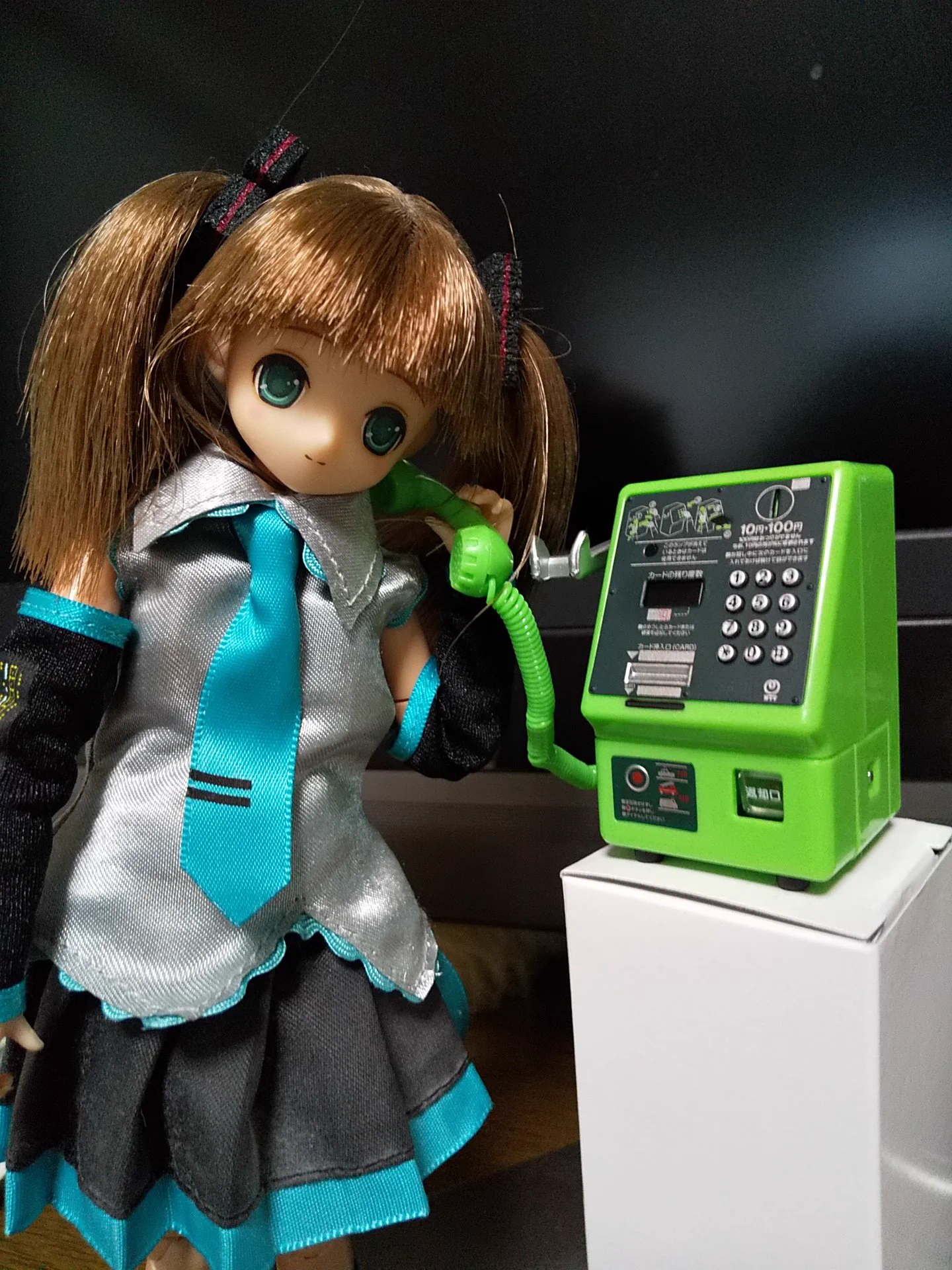 昔は駅には必ずあったけどね。
地元駅前は電話ボックスも1ヶ所だけになってた。
他に気にしてみても置いてある所が分からないなぁ・・・☎️  