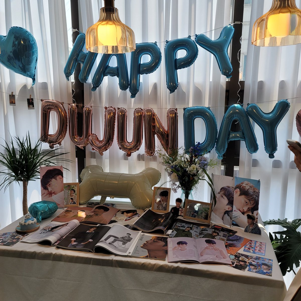 yoondi_0704's tweet photo. 덕질하면서 처음가본 플라워샵! 진짜 정말 너무너무너무 이쁨ㅠㅠㅠ 사장님도 정말 친절하셨고 꽃도 직접골랐고 너무 이쁘게 꾸며놓으셔서 한동안 나오질 못했음ㅠㅠㅠㅠㅠㅠ 그리고 같이하신 홍대네컷도 진짜 존귀탱🤦‍♀️
#꽃이피듯_넌_피어나 #오늘_하룬_어땠어 #오늘도_행복했어 https://t.co/Q2sxBjCPZf