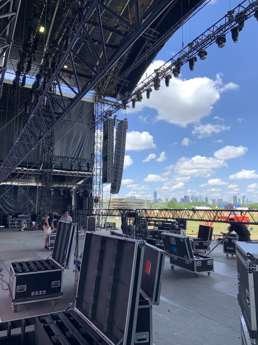 PGS_Absu's tweet photo. Quelle chance j'ai eu de contribuer à la réalisation et au montage de ce projet de fou furieux ! J'espère pouvoir en être l'année prochaine encore ✌️ #solidays https://t.co/Pu5zGZxIOl