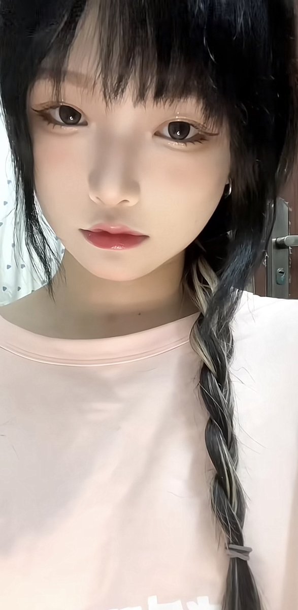 theHowDim's tweet photo. Ditching the makeup☺️🥰 https://t.co/pwh7owZH1v