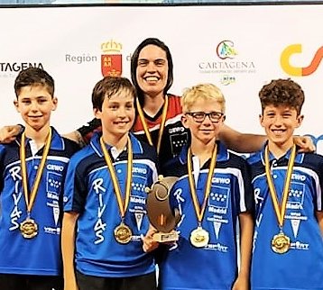 OndaCeroCoslada's tweet photo. #Rivas
El alevín del Club Deportivo Tenis de Mesa Rivas entrenado por Sofía Barba, se ha proclamado CAMPEÓN DE ESPAÑA
Formado por Raúl Sebastián, Rodrigo Sebastián, Darío Salcedo y Diego González
Fotos @cdtmrivas @rfetm_tenismesa
https://t.co/eZs1fiknPx

@OndaCeroCoslada 102.0 FM https://t.co/7tbEhPqeiY