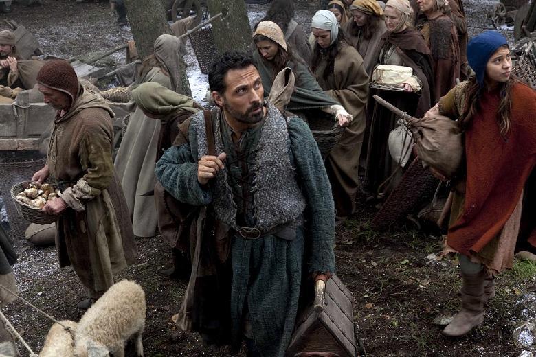 FansiteRS's tweet photo. Morning and happy Monday and happy 04th July to anyone from America who celebrates today x last week from me before I take a week off π x this week I can see jaws dropping with this week pics from pillars of earth π π #rufussewell #mondaypost #mondaypic #pillarsofearth https://t.co/9FAOgEqKog