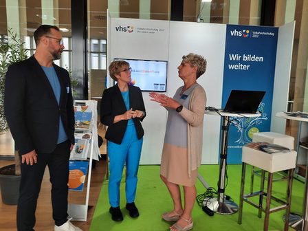 vhs-Lernportal.de (@vhslernportal) on Twitter photo Unsere <a href="/vhs_dachverband/">Deutscher Volkshochschul-Verband (DVV)</a>-Präsidentin <a href="/akk/">A. Kramp-Karrenbauer</a> ist begeistert von der App #StadtLandDatenFluss und machte beim #vhstag2022 auch keinen Hehl daraus!
volkshochschule.de/meldungen/app-… Unsere <a href="/vhs_dachverband/">Deutscher Volkshochschul-Verband (DVV)</a>-Präsidentin <a href="/akk/">A. Kramp-Karrenbauer</a> ist begeistert von der App #StadtLandDatenFluss und machte beim #vhstag2022 auch keinen Hehl daraus!
volkshochschule.de/meldungen/app-…
