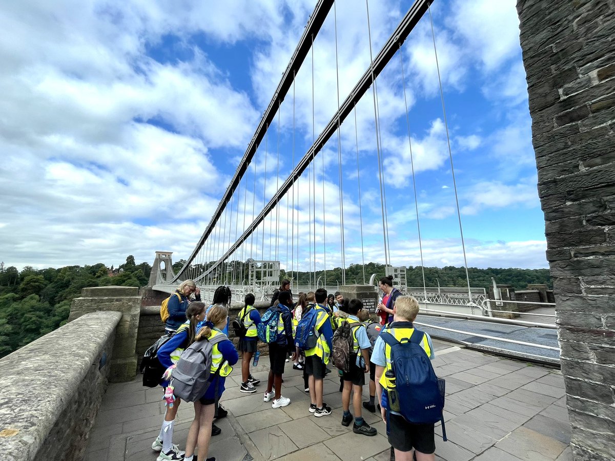 Y4WFA's tweet photo. We have arrived at the Clifton Suspension Bridge and are enjoying a tour, learning all about Brunel and the bridge! 🌉 @Cabotfederation #wfadesigners https://t.co/euVGeZE46k