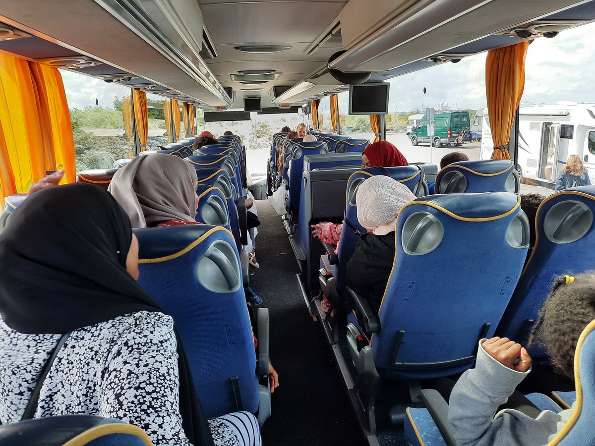 Patricia_GroUp's tweet photo. Wát was het gister een mooie dag! Met 40 kinderen en moeders uit @HiS_Rotterdam met @DESTADUIT naar Hoek van Holland geweest. Naast de toffe activiteiten heb ik met moment mee mogen maken dat een paar moeders voor het eerst van hun leven het strand en de zee zagen. https://t.co/qHrKBpyS9m