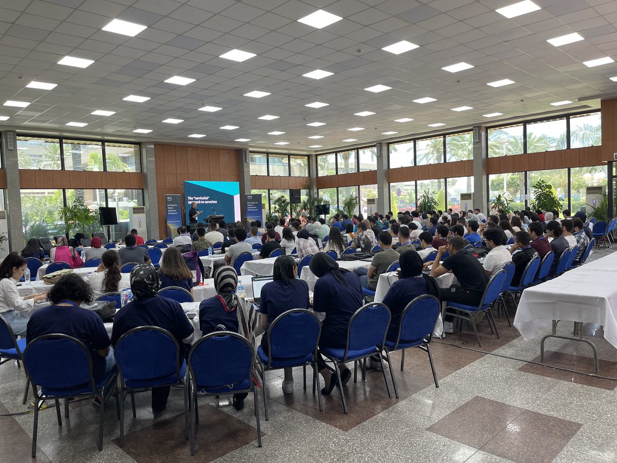 The amazing ⁦<a href="/benjamin_l_s/">Ben</a>⁩ kicking off session 3 in Alexandria (AAST). #Serverless educational roadshow MENA. #ShababsOnTour