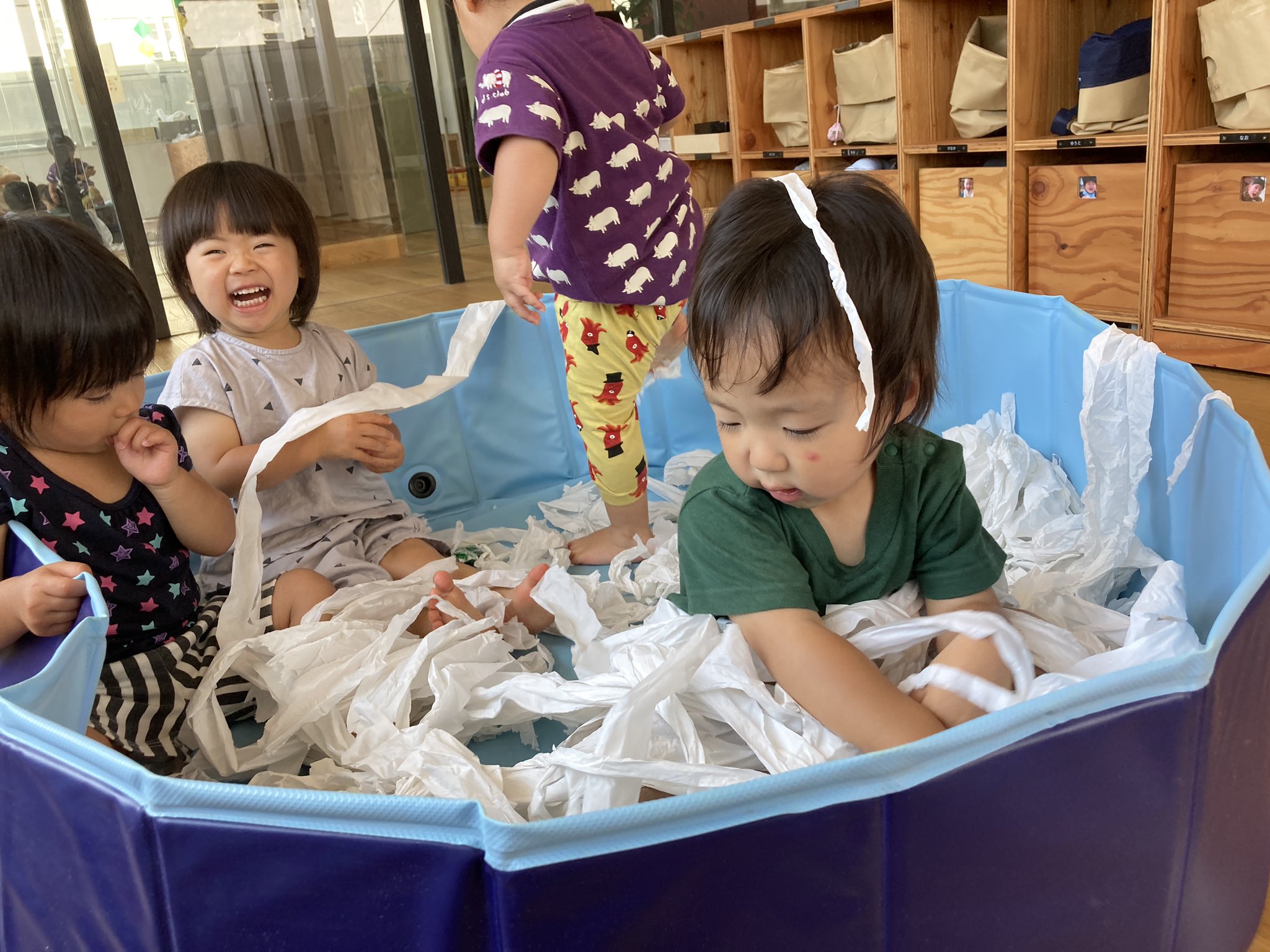 Kids Smile Labo トイレットペーパーの素材遊びをしました かれこれ1時間夢中に遊んでいましたよ T Co Ryxqwsu1c5 Kidssmilelabo キッズスマイルラボ コドモッテ 保育園 保育士 日比野設計 幼児の城 自然 自然が好き 写真 Niceatsugi