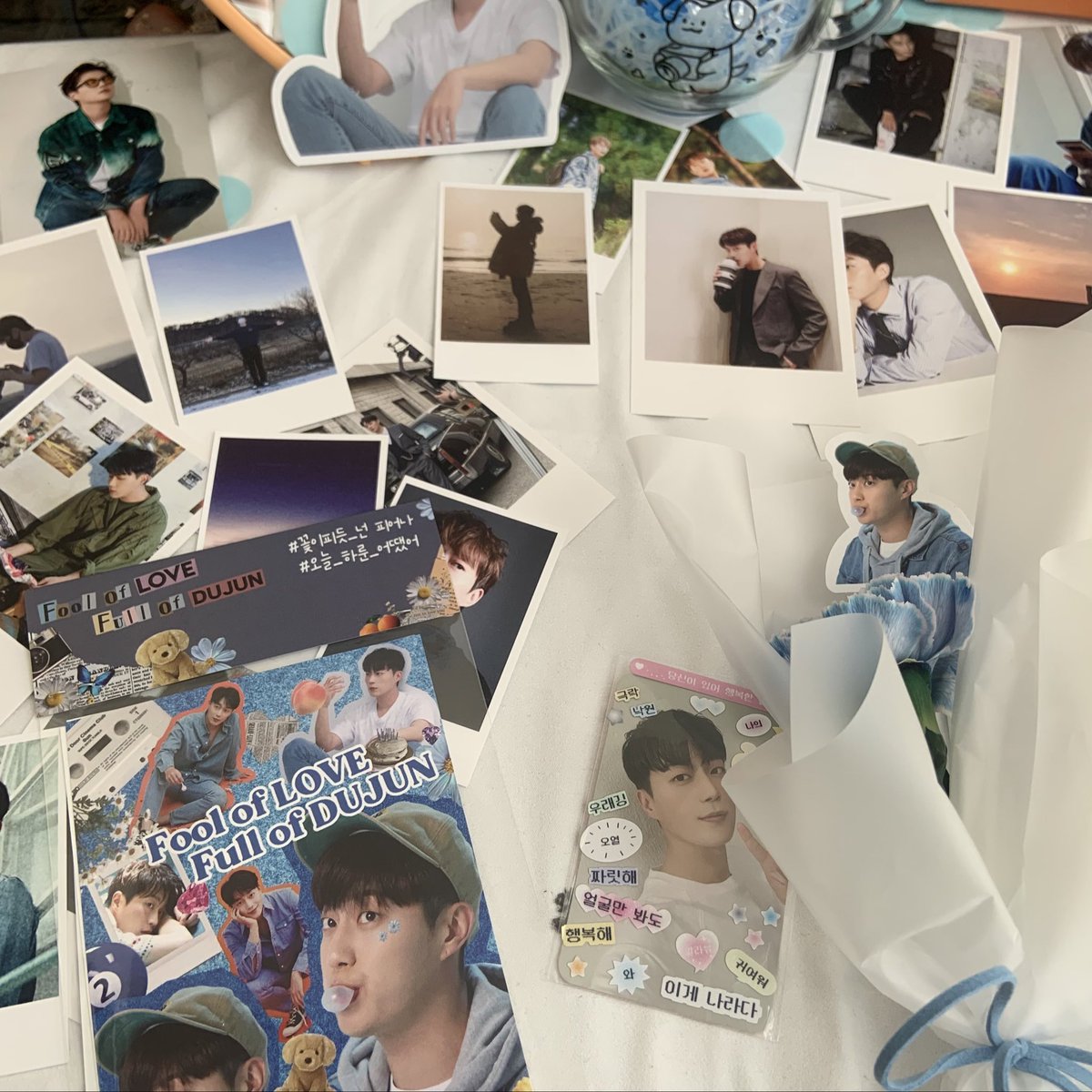 luvdduuu's tweet photo. 3. 플라워 서화

사실 갈 생각이 없었다가 근처길래 어라라 싶어서 달려간 서화 근데 진짜 최고.. 꽃? 너무 이쁘고 특전? 미치게 이쁘고 사장님 진짜 사진 많이 찍고 가시라구 배려 엄청 많이 해주시고 온통 그냥 두준이세상...💙

#꽃이피듯_넘_피어나
#오늘_하룬_어땠어 https://t.co/qoBXaHui8J