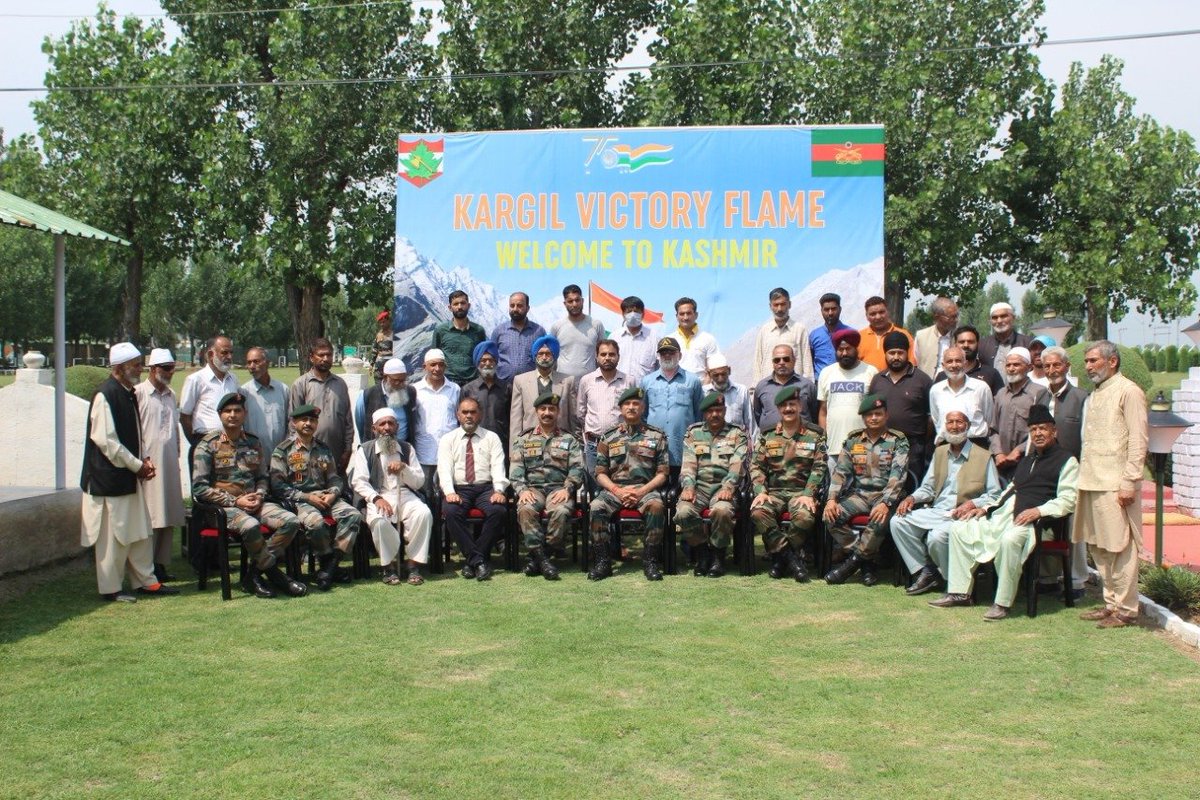 ChinarcorpsIA's tweet photo. #Kargilvictoryflame arrived at Shalateng War Memorial #Sharifabad today. All Rks, Veterans, Citizens & students of Army Goodwill School, #Hanzik attended the solemn event.
#KargilVijayDiwas
#IndianArmy
@adgpi
@NorthernComd_IA https://t.co/hbNGHv68LX
