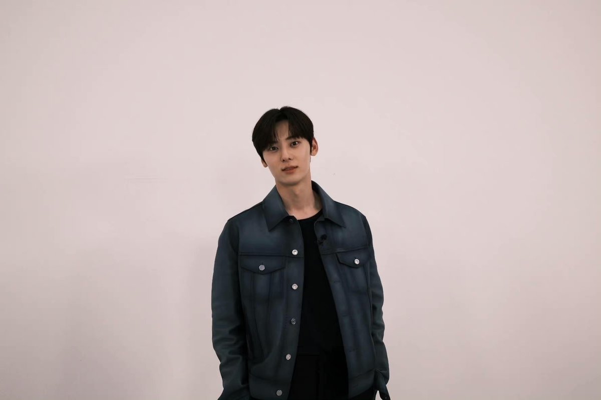 HMHOutfits's tweet photo. 220701 weverse update
#황민현 #민현 #HWANGMINHYUN #MINHYUN 
Blouson: Berluti https://t.co/mRCApYzsN9