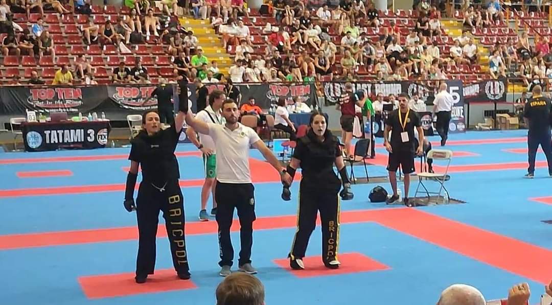 RAGCEasociados's tweet photo. Desde RAGCE Retirados Asociados de la Guardia Civil de España 🇪🇦 felicitamos a nuestra compañera @yohannaalonso13, al haber conseguido por 6ª vez el oro en el campeonato de España de defensa personal.
#SiempreGuardiaCivil 
#NuestroPresenteEsVuestroFuturo https://t.co/AVWTZqhbV9