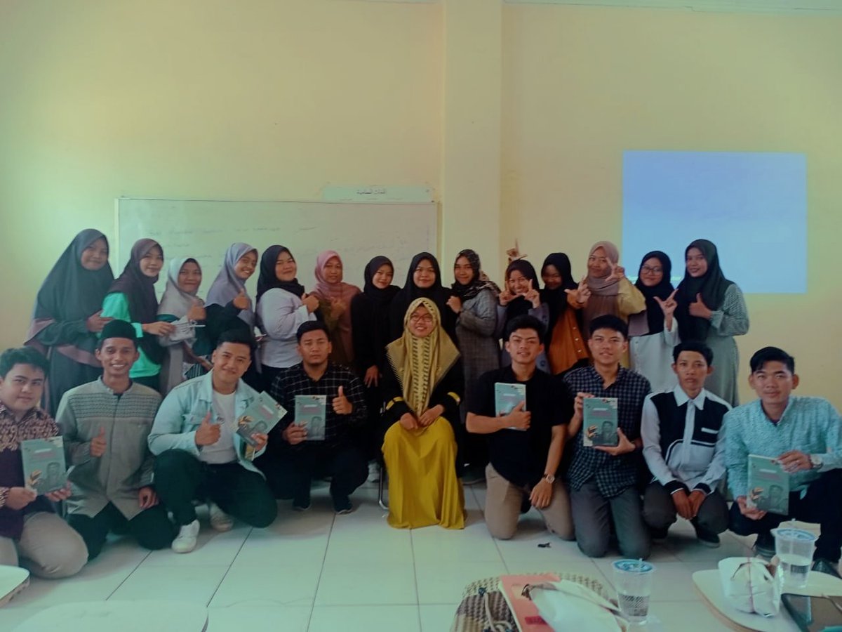 apepsumeru's tweet photo. Terimakasih atas ilmu, waktu dan bukunya Ustadzah 🌹 https://t.co/bH2TW9Yl8z
