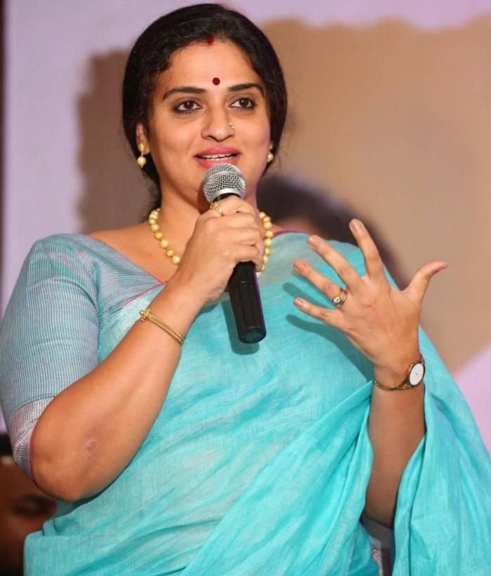 Latest Pavitra Aunty Breaking News with Naresh Love Story, Hot Aunty Pavithra | iiQ8