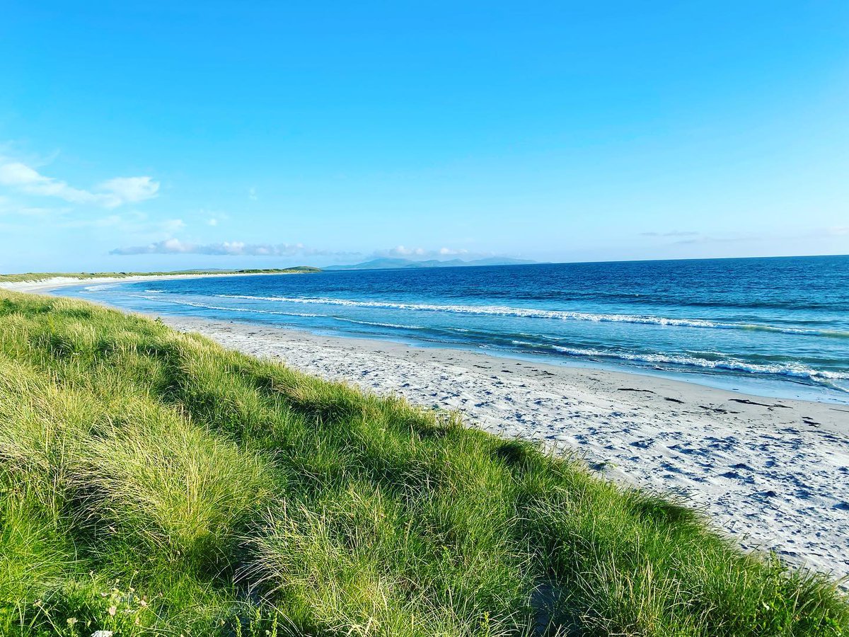 OuterHebs's tweet photo. What a shot! There is 20 miles of this in South Uist! 😍😍😍

Check out our Noticeboard page for local news and what's on and if you are in Uist, there is lots of fab events @ceolas_uibhist! 

👇
https://t.co/cTmEFTxXsM

📸: @timlancelot

#visitouterhebrides #ceolas https://t.co/Uy9OeJKqaZ