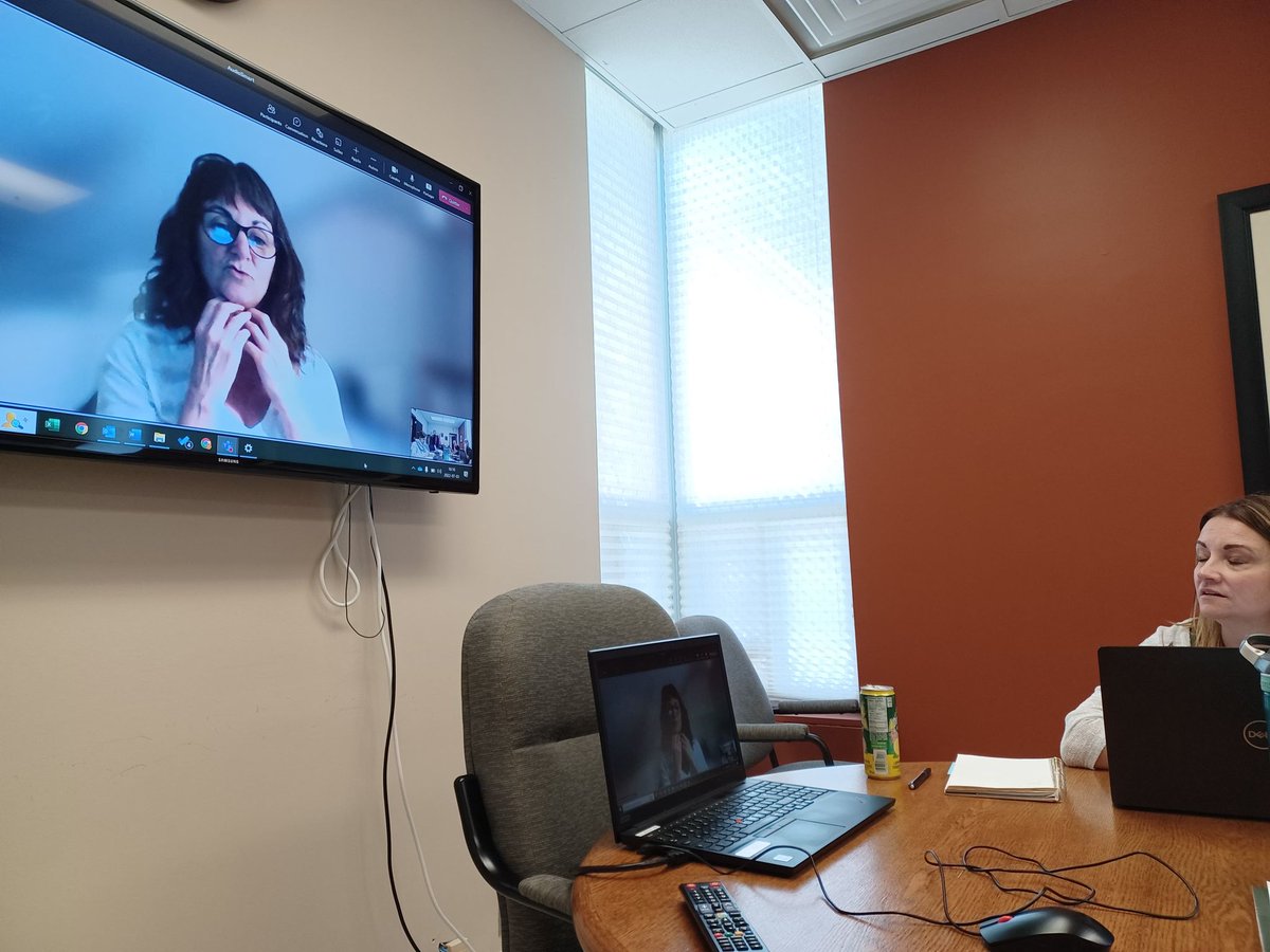CaroBoud's tweet photo. Arrivés sains et saufs à Ottawa et fin prêts pour ce fameux chantier en construction identitaire! https://t.co/3KIFJhwpn4