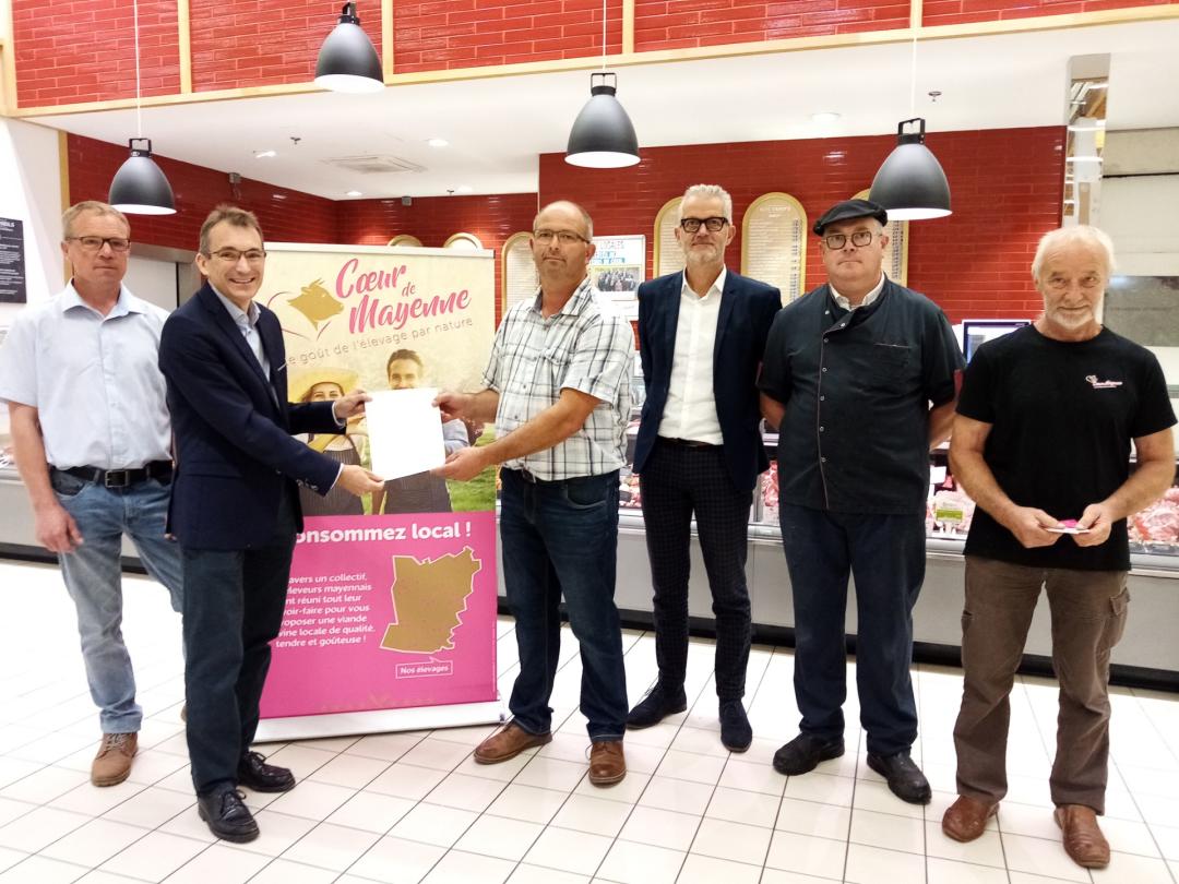 En #Mayenne, les magasins <a href="/Leclerc/">E.Leclerc</a> et des éleveurs bovins signent un accord pour une rémunération plus juste #agriculture 
francebleu.fr/infos/agricult…