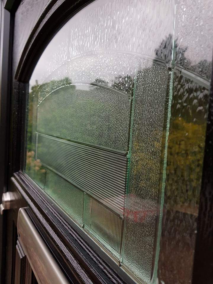 Xtremedoor1's tweet photo. Our @RegaLead Havana glass in a Tudor 1930's @Xtremedoor1 #1930 #compositedoor @DOORCO_Official https://t.co/PtKyZKfier