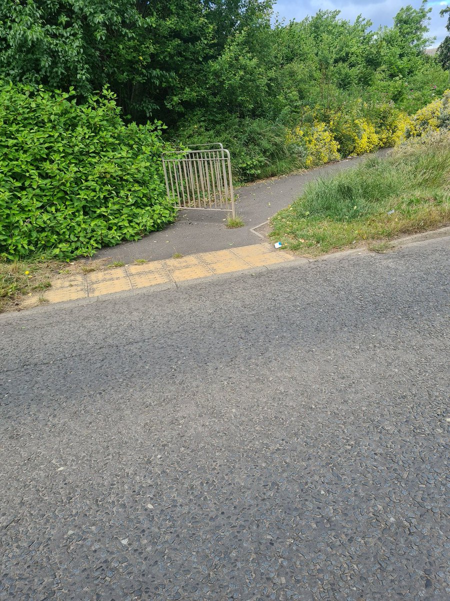 YaSpence's tweet photo. @midgov not very accessible crossing point from Jean Armour drive to Corbie drive? Please sort it out? https://t.co/DotxAvIpdF