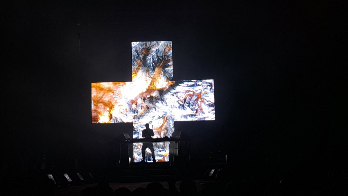 Mthdpn's tweet photo. AMAZING ❤❤ @MartinGarrix ❤❤ https://t.co/BQeFnvDrqg