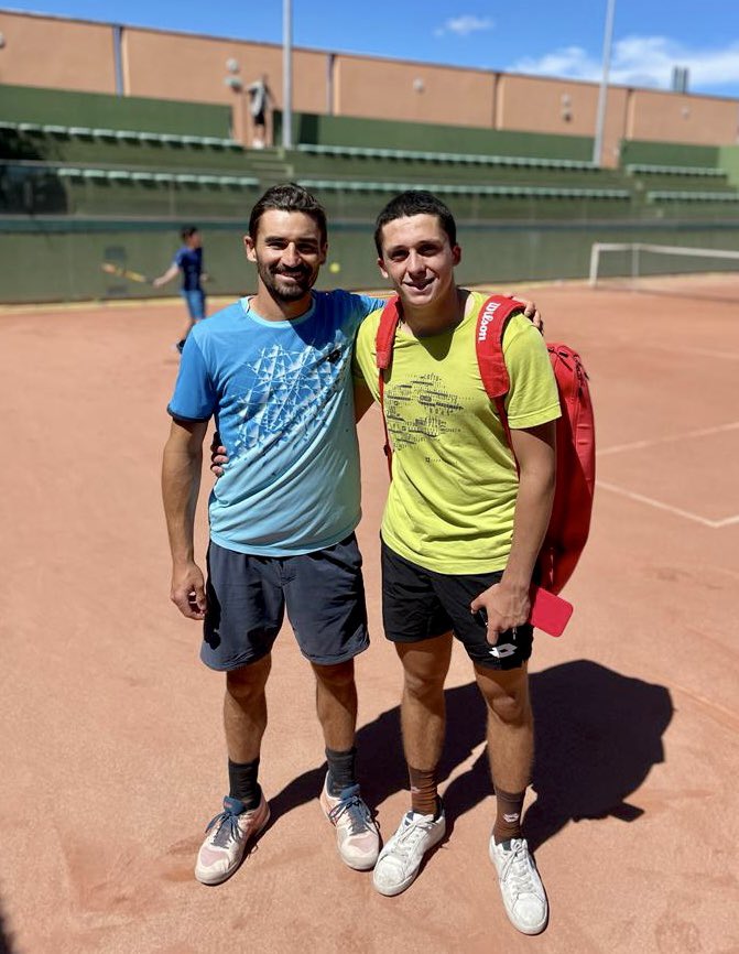 CourbevoieST's tweet photo. Ce matin sur le 6️⃣, entraînement de Samuel Bensoussan notre numéro 1, avec @HaroldMayot1, vainqueur de l’@AustralianOpen junior 2020 et N1 mondial juniors ! 🤩 https://t.co/ioL10b5cLS