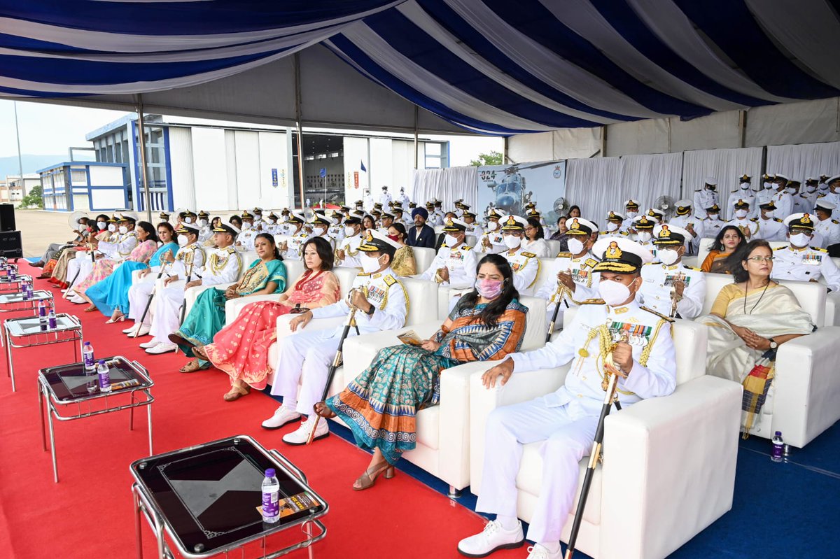 IN_HQENC's tweet image. In addition to their primary roles of MR &amp;amp; SAR, these helicopters can be deployed for #HADR &amp;amp; Spl Ops with #MarineCommandos. The helicopter also has an airborne Medical #ICU for use in the Air Ambulance role to facilitate the medical evacuation of critically ill patients