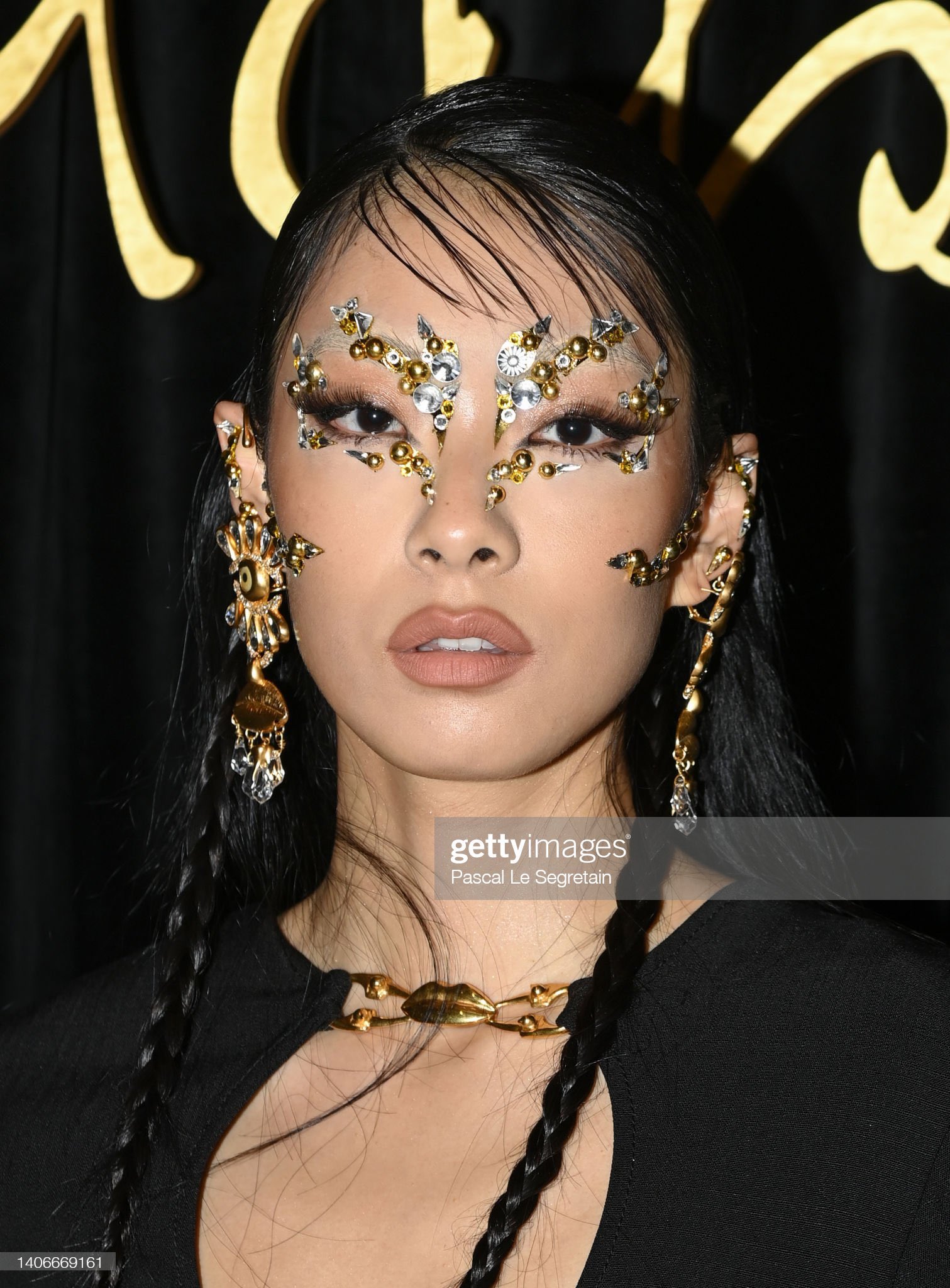 Rina Sawayama Updates on X: Rina Sawayama at the Schiaparelli Haute  Couture Fall Winter 2022/2023 show for Paris Fashion Week   / X